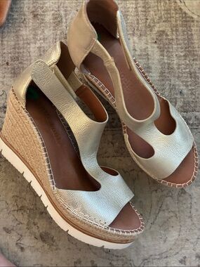 gentle souls Gold Metallic Espadrille Wedge Slingbacks Velcro straps leather 8